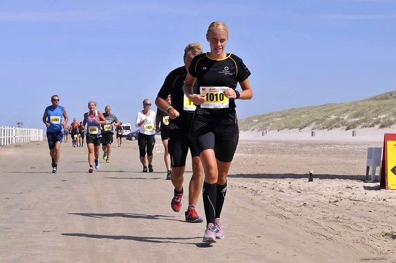 Løbere ved Blokhus Marathon på stranden.