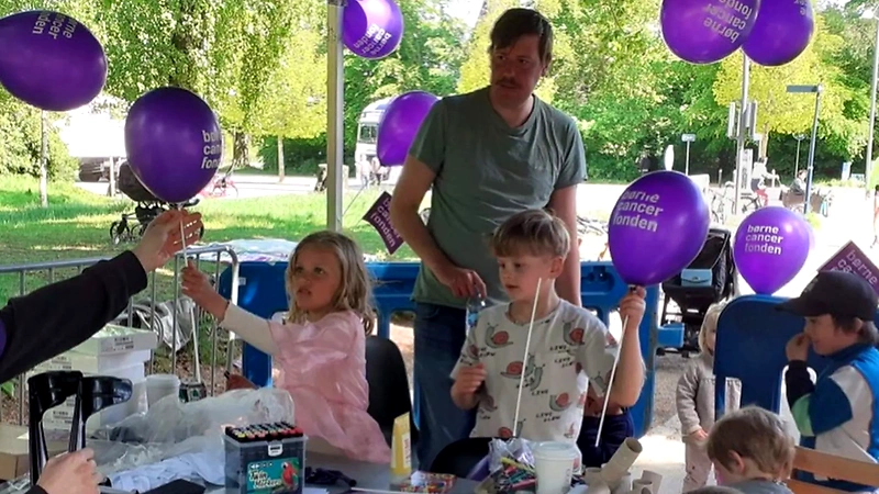 Børnecancerløbet: Børn leger og får balloner. Støt sagen!