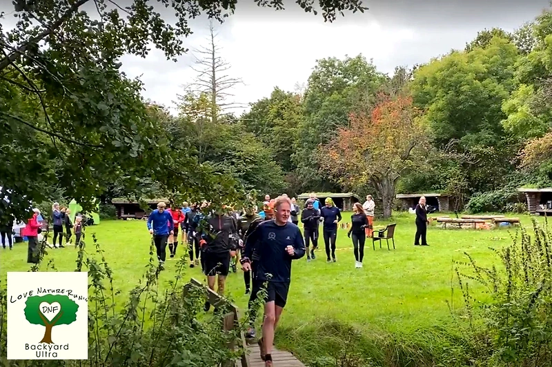 Bornholm Backyard Ultra løbere ved et kontrolpunkt. Smukt naturområde.