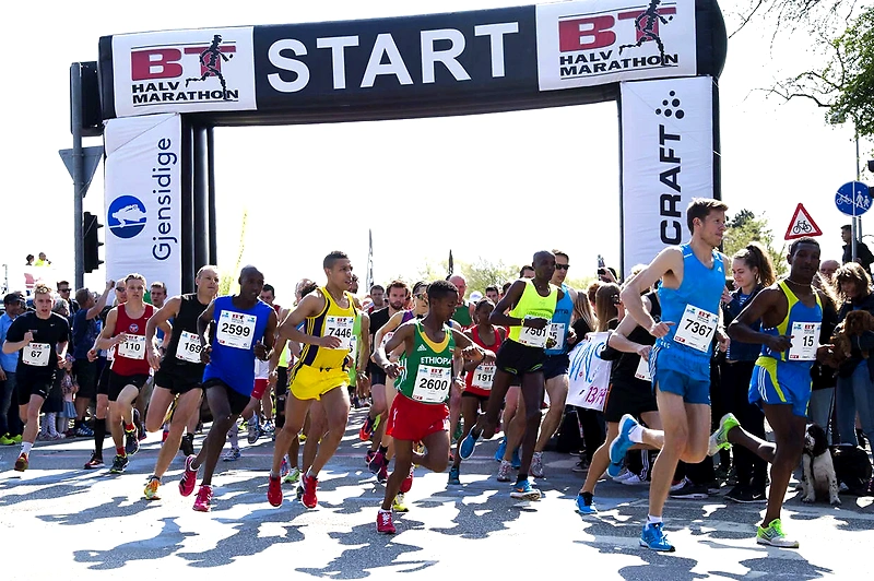 Halvmarathon start med mange løbere.