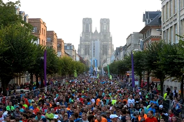Mange løbere i Reims, med katedralen i baggrunden. Champagnegaloppen 2024.
