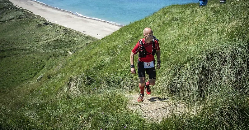Løber i klitlandskab nær kysten. Stemning fra Cold Hawaii Ultra.