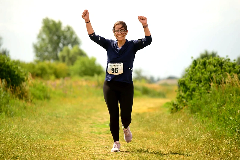 Lykkelig løber krydser målstregen ved Copenhagen Coast Run.