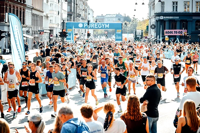 Københavnsk halvmarathon løb i fuld gang. Mange løbere.