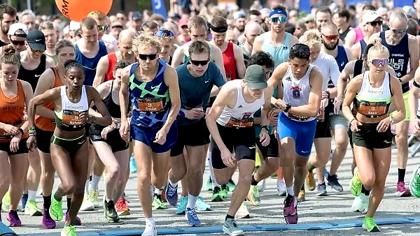 Københavns Halvmarathon start. Mange løbere klar til at løbe.