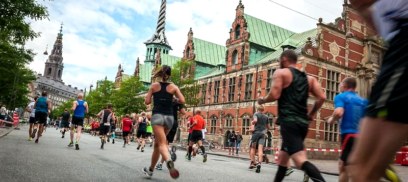 Københavns maraton løbere i byen. Smukke bygninger i baggrunden.
