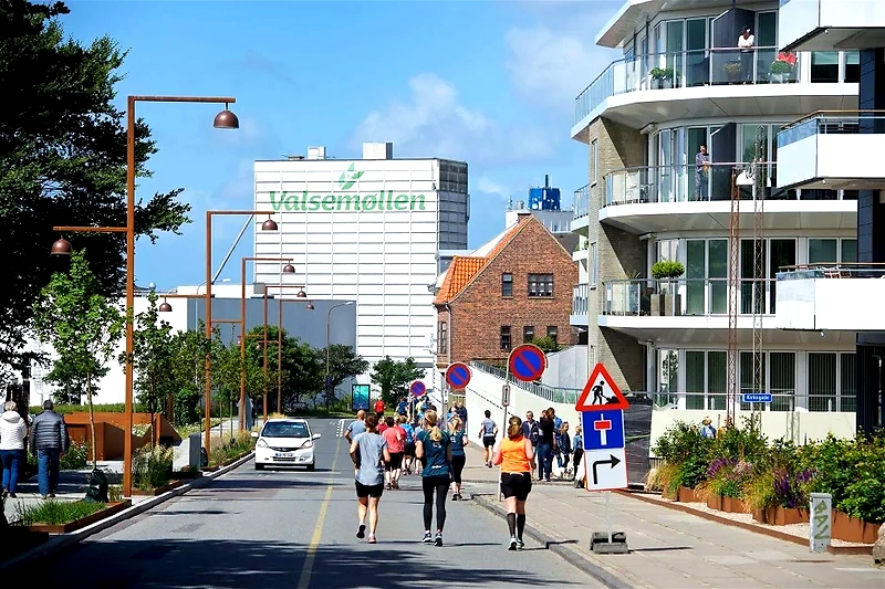 Løbere i Esbjerg by under byhalvmaraton. Smukt vejr og bymiljø.