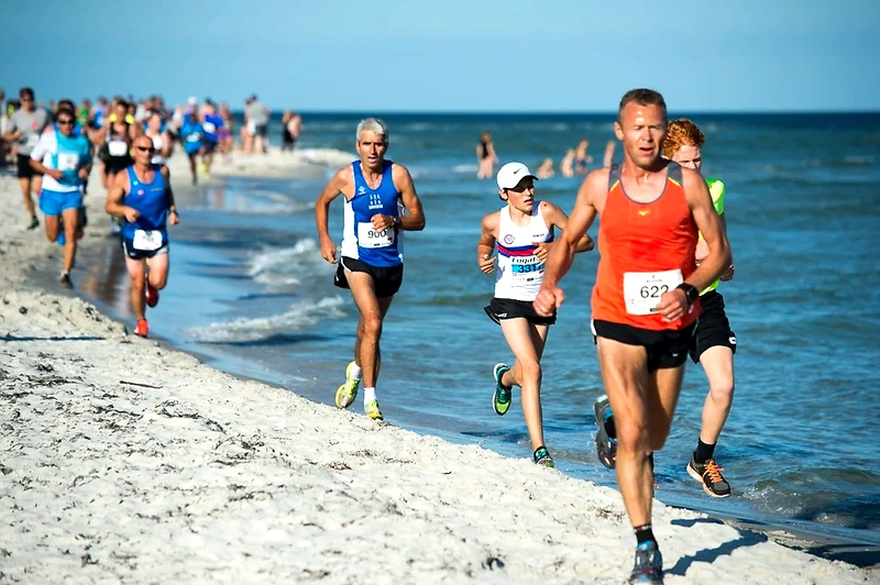 Løbere på Bornholms strand under Etape Bornholm.