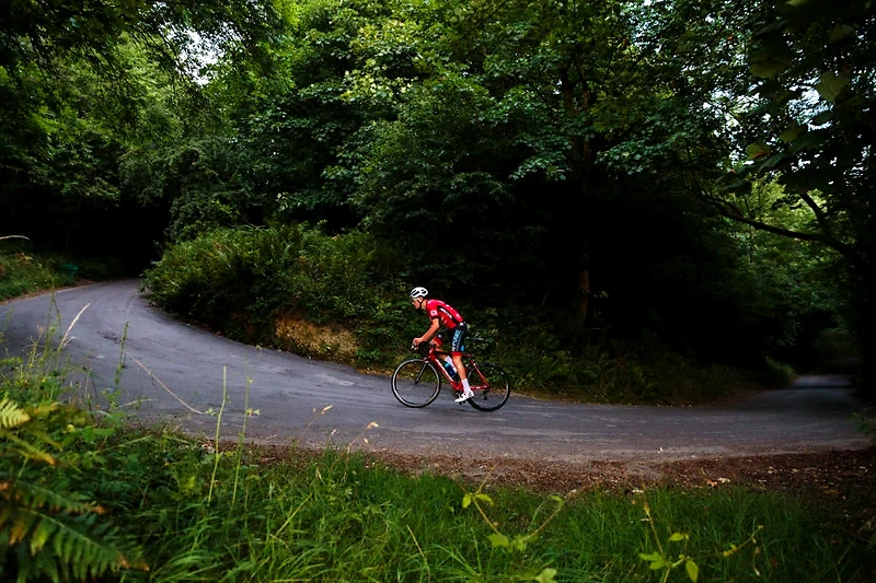 Cyklist på en bakke under Everesting-løb.