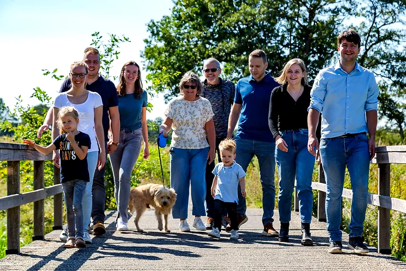 Glad familie går tur - perfekt til Familie Farveløbet!