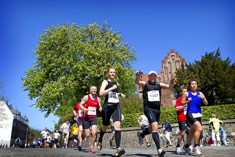 Løbere i Fanø Halvmarathon 2025. Solrigt vejr og god stemning.