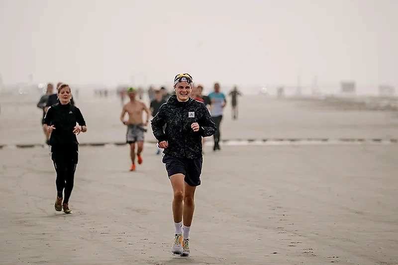 Løb på Fanøs strand. Deltager i Fanø Half 2025.