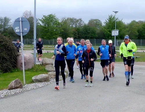 Løbere deltager i Fredericia/Randdal Cannonball terræn løb.