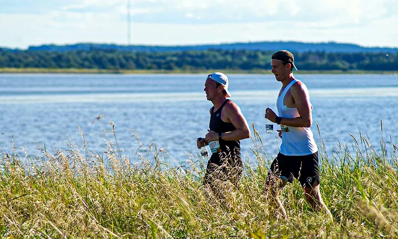 To løbere ved Fur Ultra løbet. Smukt naturområde.