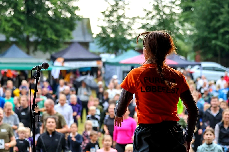 Furesø Løbefest deltager foran publikum.