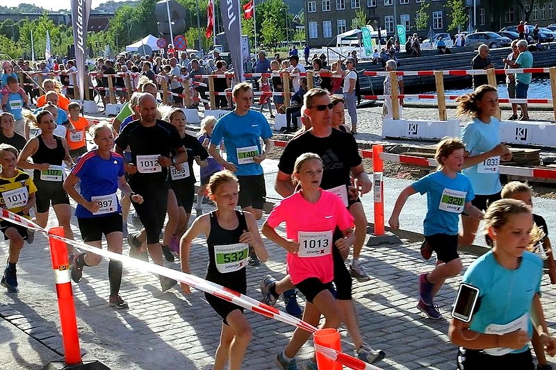 Fyrkatløbet 2025: Løbere i fuld fart gennem Hobro.