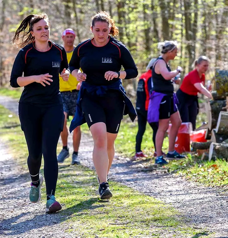 Løbere i Grønbroløbet. God stemning og motion i naturen.