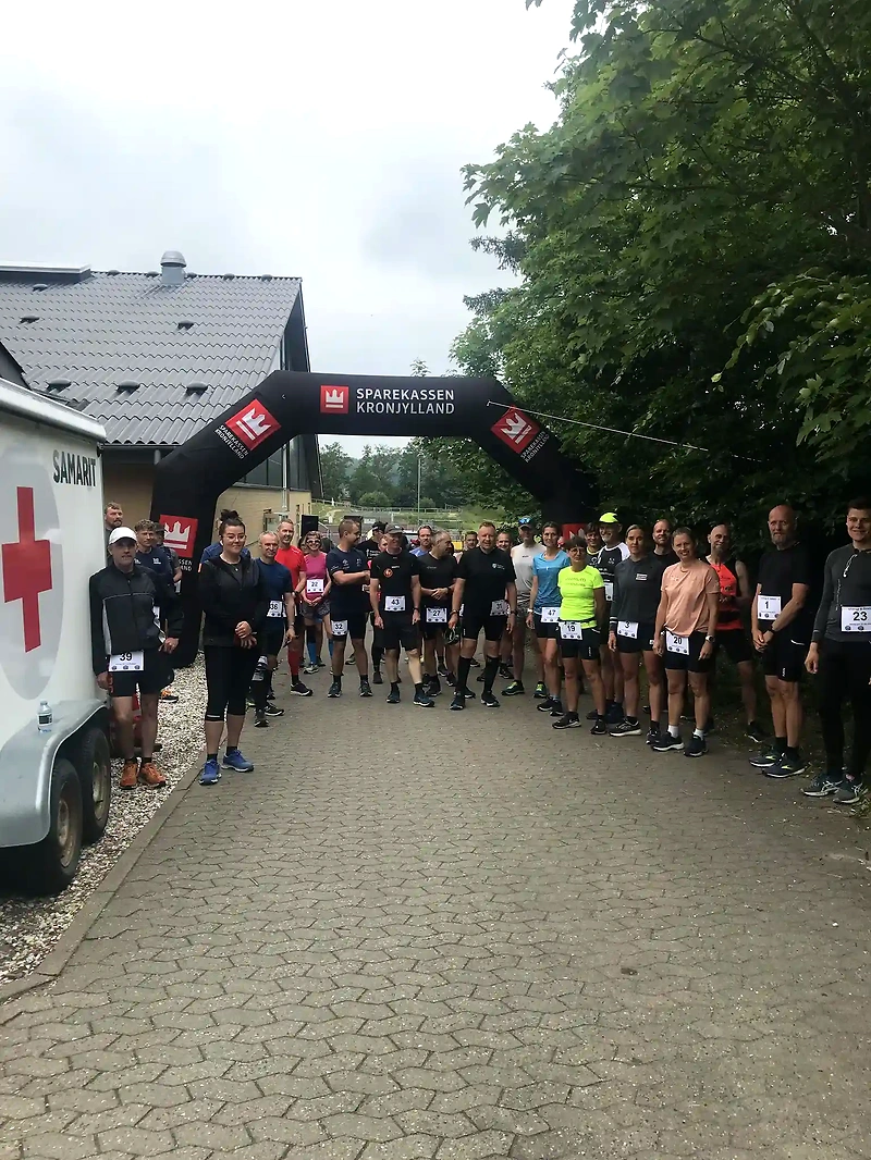Løbere ved start/mål af Grønbroløbet.