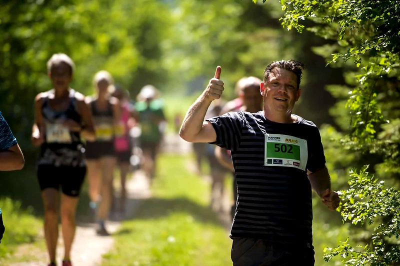 Runner gives a thumbs up during the Gudenå Race.