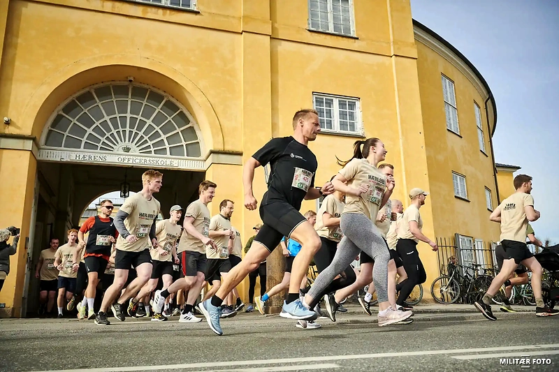 Hærløbet 2025 løbere foran Frederiksberg Slot.