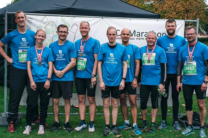 Løbere i mål efter Halvmaraton. Stolte med medaljer.