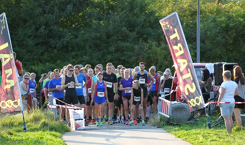 Løbere klar til start ved Hasle Bakker Backyard Ultra.