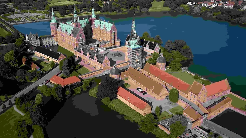 Frederiksborg Slot, et vartegn på Hillerød Halvmaraton ruten.