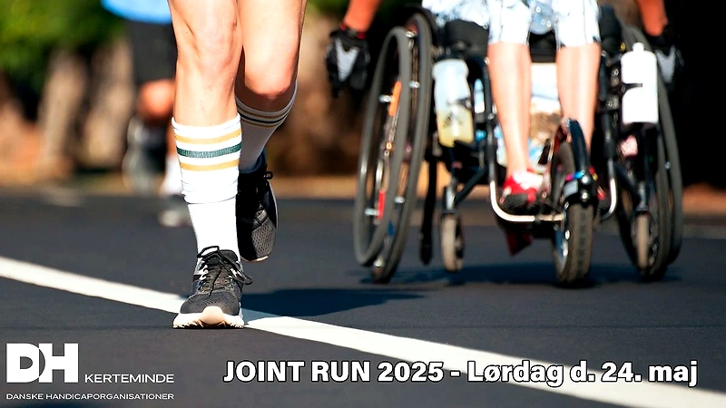 Joint Run Kerteminde 2025: Løbere og kørestolsbrugere deltager i løbet.