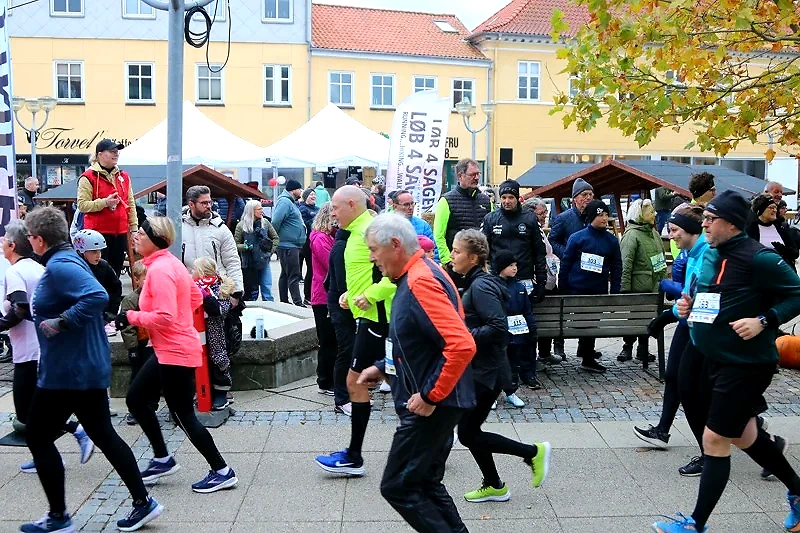 Julekalenderløbet 2024 i Frederikshavn. Løbere i fuld fart.