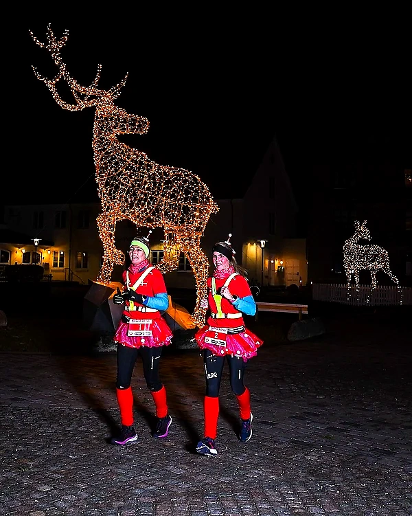 Juleløb i Frederikshavn med løbere i julekostumer.
