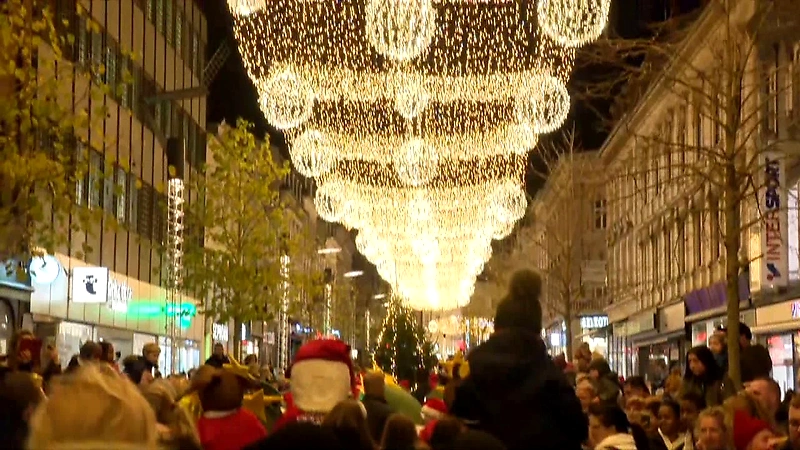Juleløbet i Aarhus: Festligt nattebillede med mange løbere under smukke julelys.