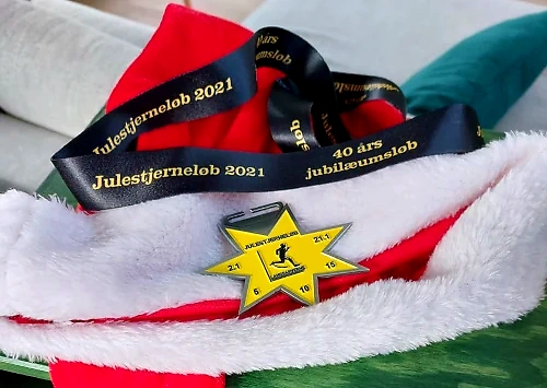 Julestjerneløbs medaljer og bånd fra 2021.