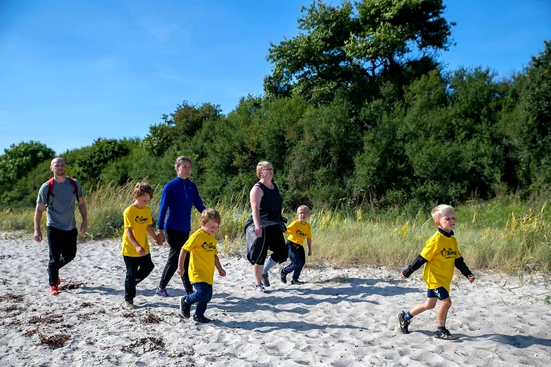 Familier deltager i Junglerun Aarhus 2025 ved Moesgaard Strand.