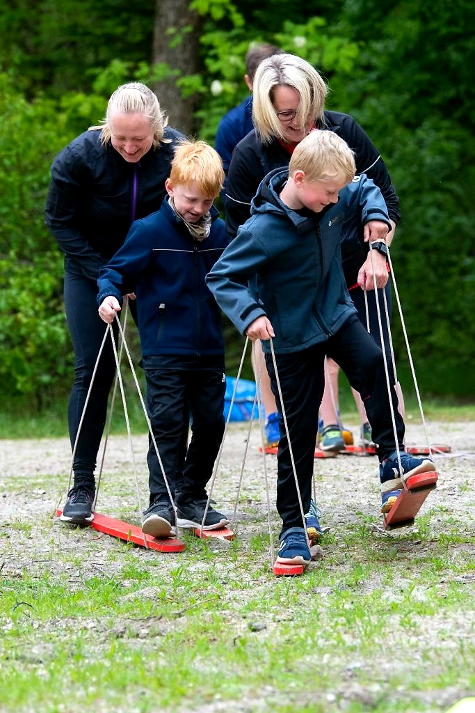 Børn og voksne deltager i sjov aktivitet ved Junglerun Århus.