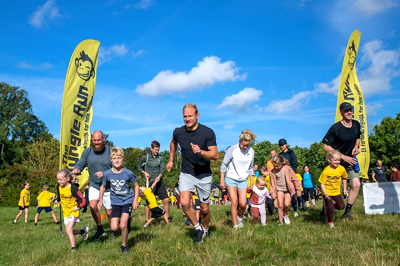 Billede af Junglerun Århus 2025, med glade deltagere i løbet.