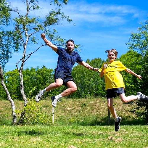 Familie hopper glad i Vestre Plantage. Junglerun Holstebro.