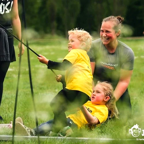 Børn og voksen deltager i Junglerun, et sjovt terræn løb.