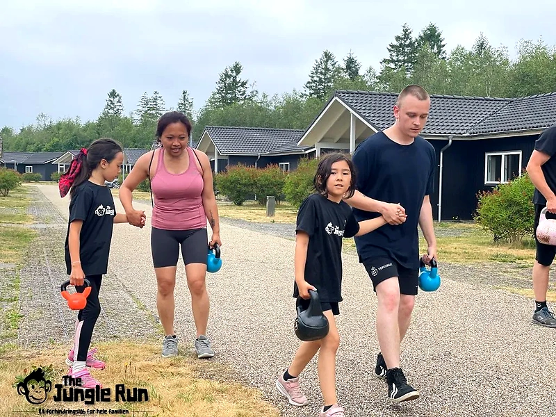 Familier deltager i Junglerun Lalandia med kettlebells.