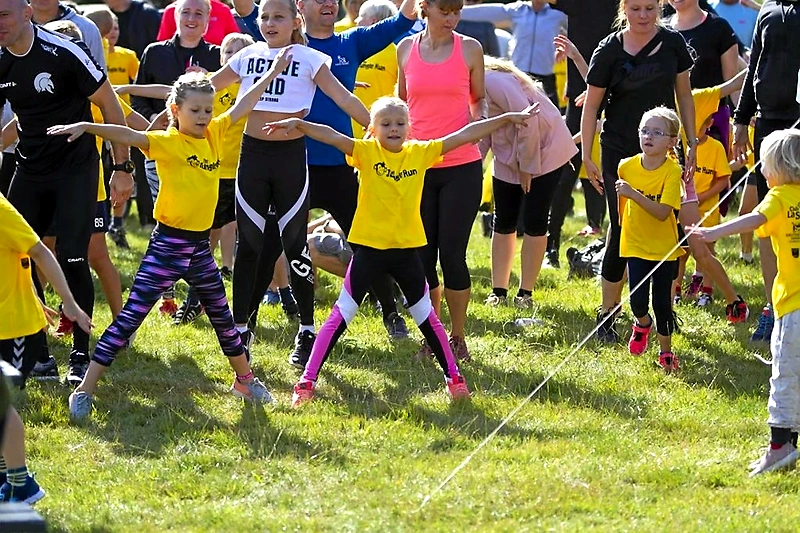 Børn og voksne varmer op til Junglerun Lalandia.