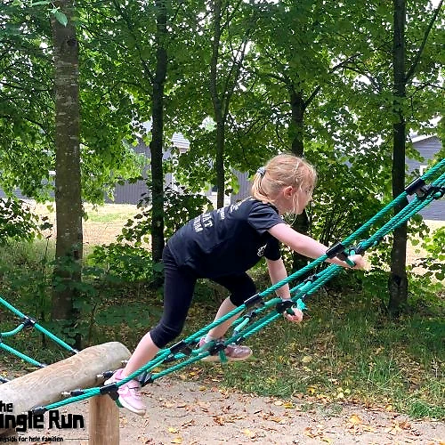 Barn på forhindringsbane ved Junglerun. Sjov familieaktivitet.