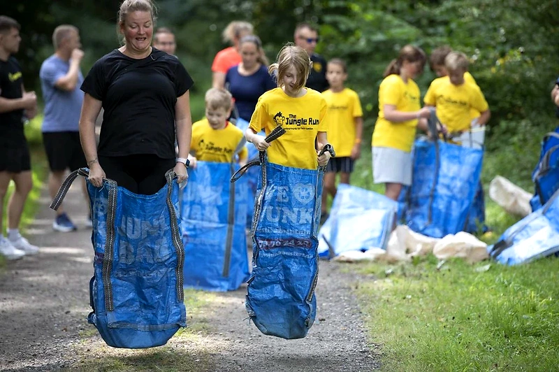 Familier deltager i sæsækløb ved Junglerun.