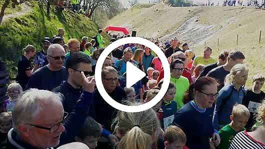 Mange løbere ved start/mål af Kalkmineløbet.
