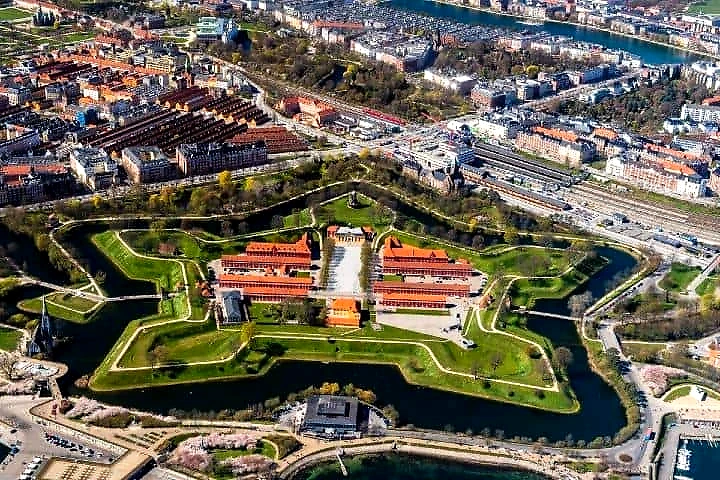 Kastellet set fra oven. Smukt løbslokation.