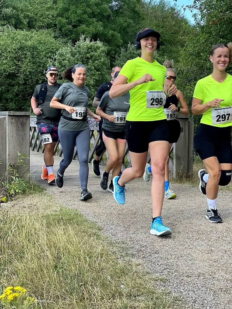 Løbere i terrænløb. Gode stemning og smuk natur.