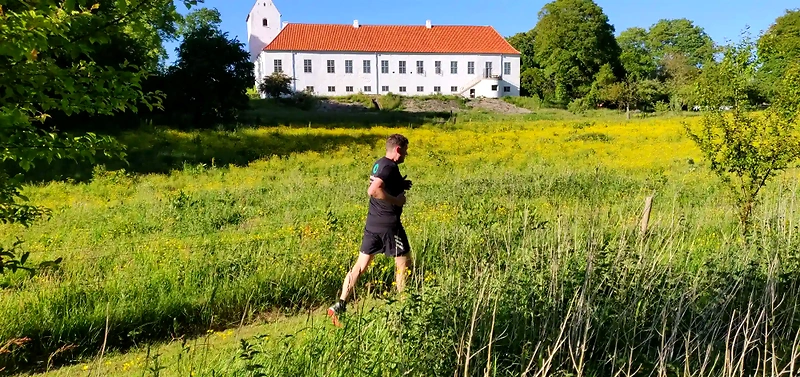 Løber i smukt terræn nær et slot. Klosterløbet 2025.