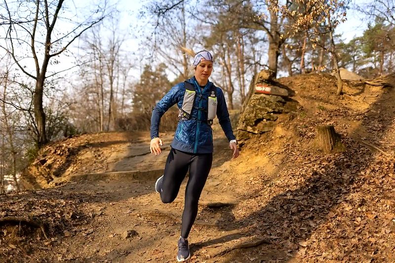 Kvinde trailrunner i Kongelunden. Smuk natur.