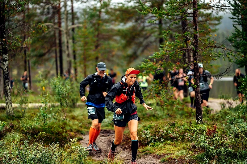 Løbere i Kongelunden trail løb. Smuk natur.