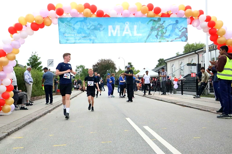 Løbere krydser målstregen ved Kräftivalloppet.