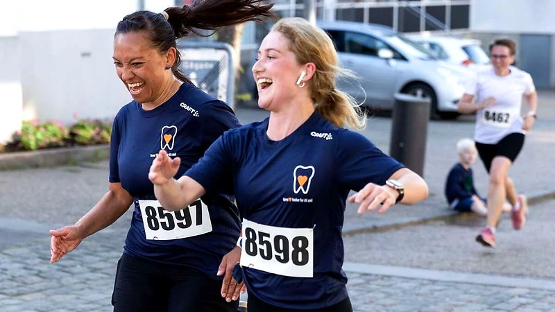 Kvinder løber glad i Ikast. God stemning!