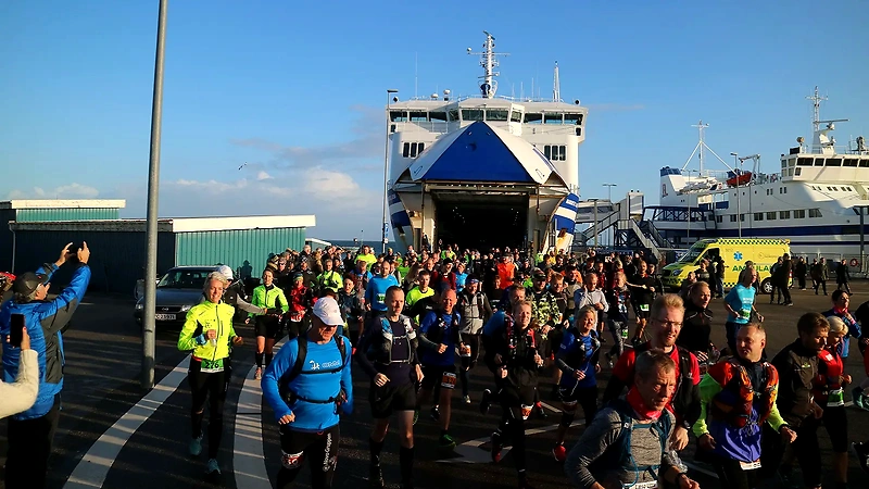 Læsø Trail løbere starter ved færgen. Fantastisk stemning!